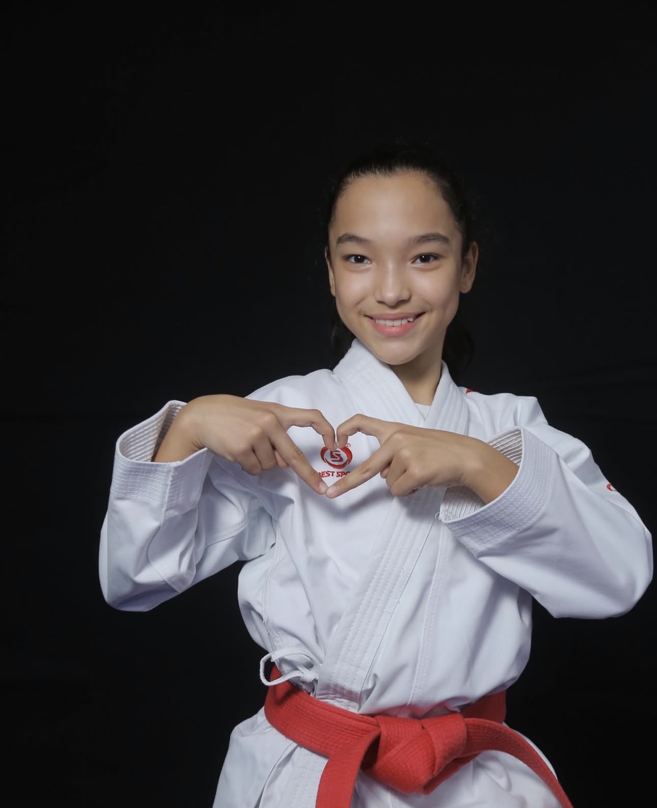Αθλήτρια karate σχηματίζει καρδιά γύρω από το σήμα Best Sport